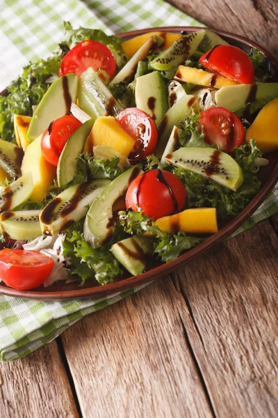 Vitamin sallad på mango, avokado, kiwi, tomat och sallad Stäng- — Stockfoto