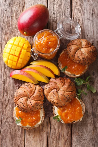 Zoete versgebakken broodjes met mango jam, boter en mint sluiten- — Stockfoto