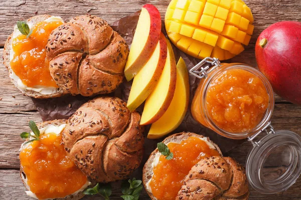 Desayuno: Sandwiches con mermelada de mango dulce y mantequilla de cerca o — Foto de Stock
