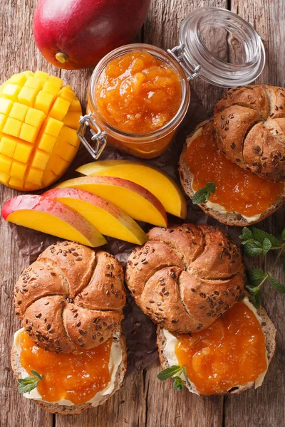 Завтрак: Сэндвичи со сладким джемом манго и маслом крупным планом — стоковое фото