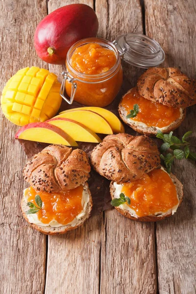 Ontbijt: Sandwiches met zoete mango jam en boter close-up. — Stockfoto