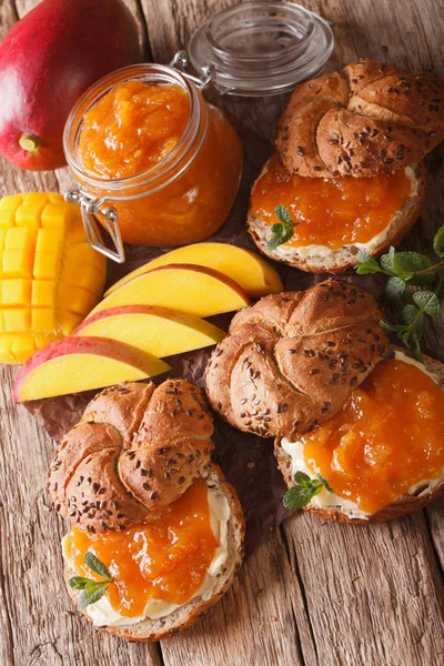 Bollos con mermelada de mango, mantequilla y decorado con menta cerca — Foto de Stock