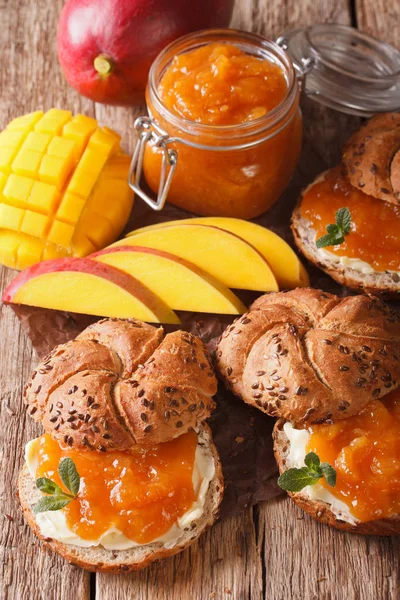 Sandwiches met mango marmelade, boter en versierd met vers — Stockfoto
