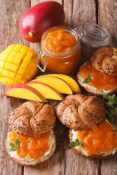 Scones met jam en boter close-up van zoete mango. verticale — Stockfoto