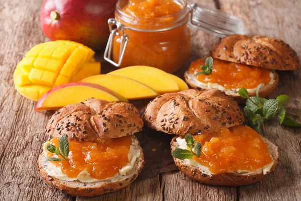 Sabrosos sándwiches con confitura de mango, mantequilla y menta de cerca . — Foto de Stock