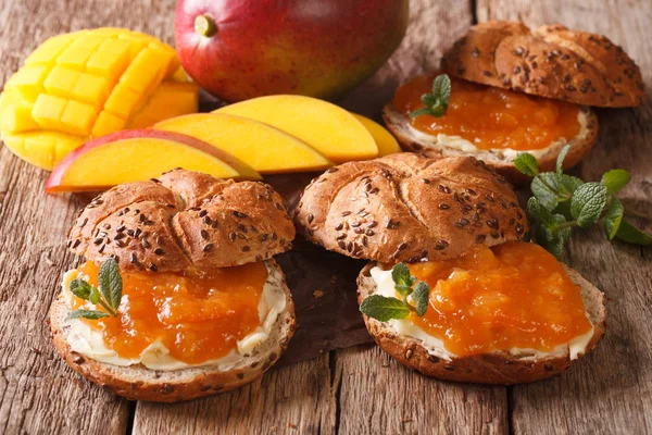 Dulces rollos recién horneados con mermelada de mango, mantequilla y menta cerrar - — Foto de Stock