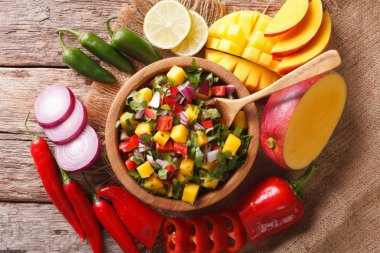 Meksika yemeği: mango, kişniş, soğan ve biber clo salsa