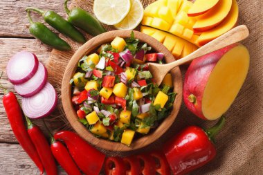 Mango, kişniş, soğan ve biber salsa yakın up ve INGR