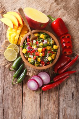 Meksika yemeği: mango, kişniş, soğan ve biber clo salsa