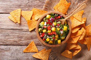 Mango, biber biber, kişniş ve soğan ile lezzetli salsa