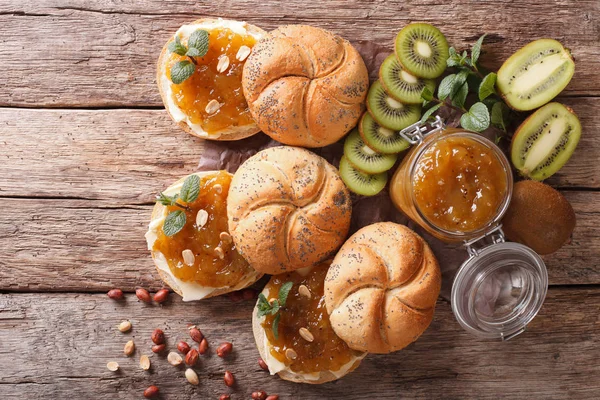 Zoete broodjes met boter, kiwi jam en pinda close-up. Hori — Stockfoto