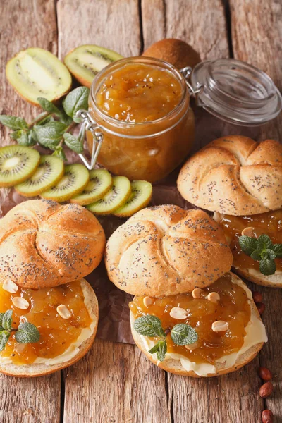 Leckere Brötchen mit Butter und Kiwi-Marmelade, Minze und Erdnüssen — Stockfoto