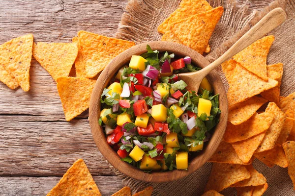 Mexican salsa with mango, peppers, cilantro and onion closeup an — Stock Photo, Image