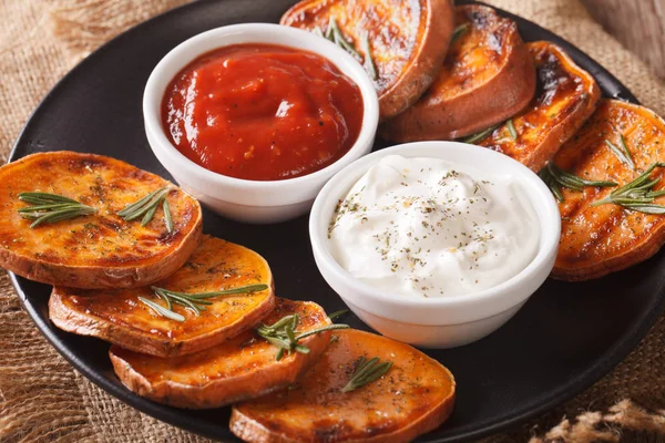 Grilled sweet potatoes with sour cream and ketchup closeup. hori — Stock Photo, Image