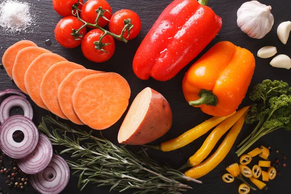 Background of raw vegetables: sweet potatoes, peppers, tomatoes, — Stock Photo, Image