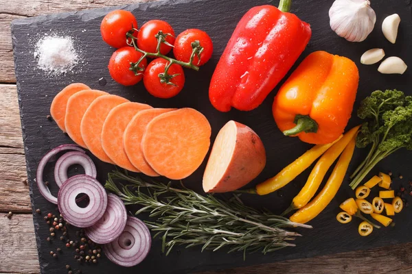 Plantaardige ingrediënten: zoete aardappelen, paprika's, tomaten, uien — Stockfoto