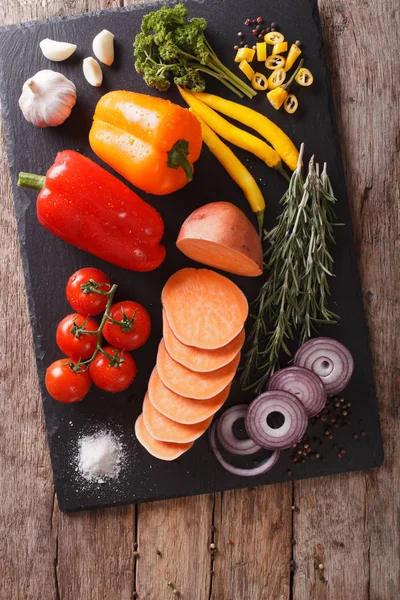 Verse groenten zoete aardappelen, paprika's, tomaten, uien, garl — Stockfoto