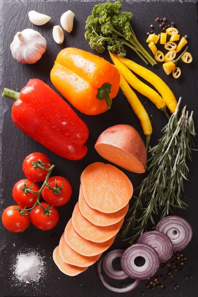 Batata-doce crua, pimentão, tomate, cebola, alho, alecrim — Fotografia de Stock