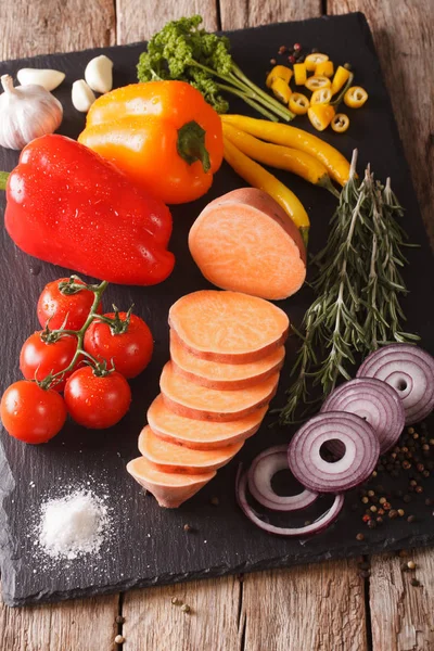Preparing ingredients: raw sweet potatoes, peppers, tomatoes, on — Stock Photo, Image