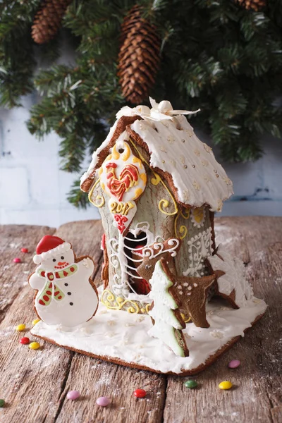 Casa de jengibre de Navidad y primer plano de galletas contra el respaldo — Foto de Stock