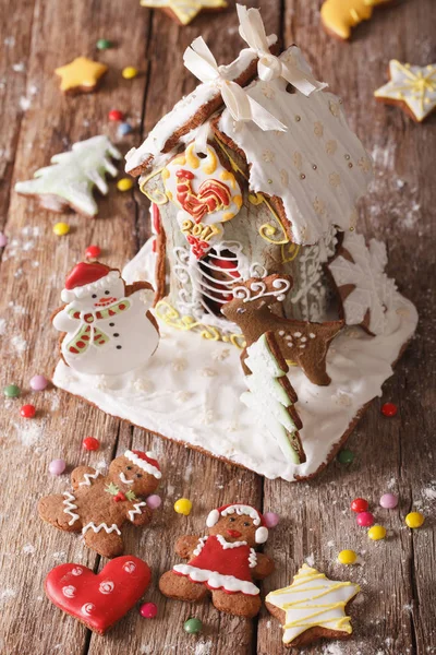 Deliciosa casa de jengibre de Navidad y primer plano de galletas. verti — Foto de Stock