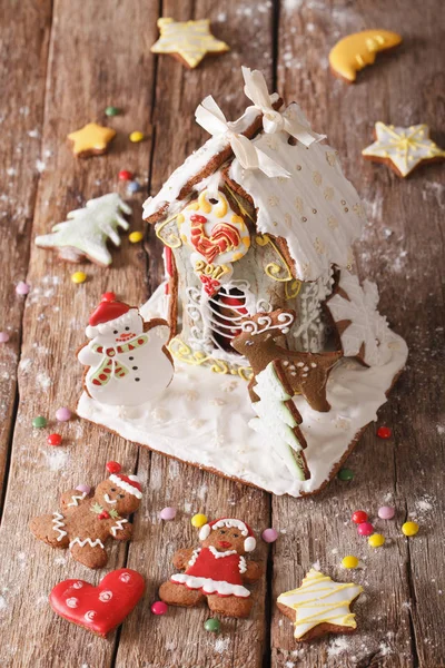 圣诞节釉的姜饼房子和 cookie 特写。垂直 — 图库照片
