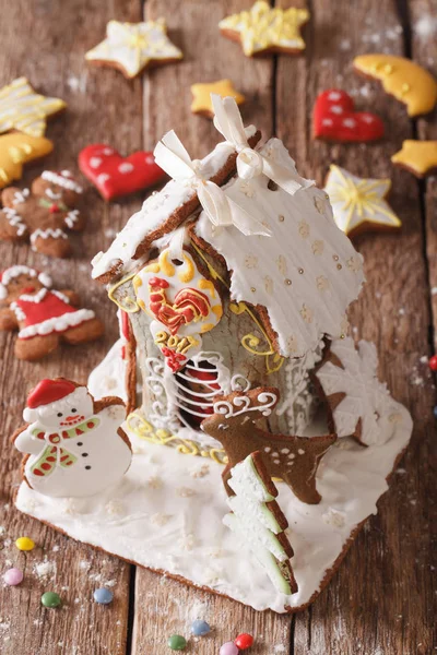 美丽圣诞姜饼房子和 cookie 的特写。垂直 — 图库照片