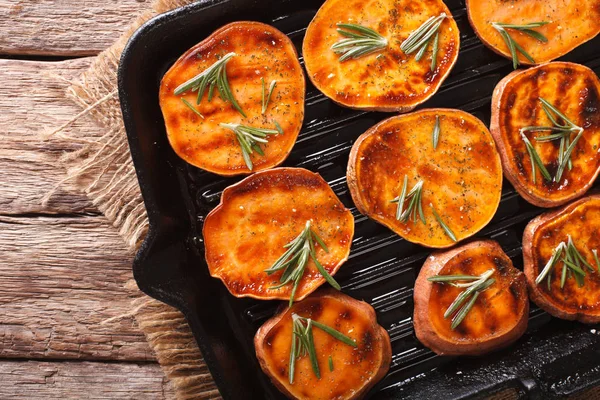 Gebratene Süßkartoffeln mit Rosmarin auf der Grillpfanne aus nächster Nähe. — Stockfoto