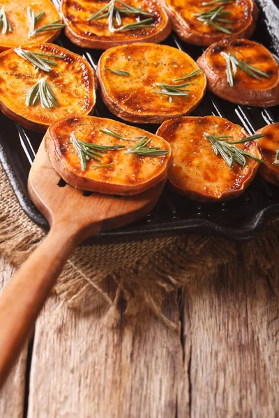 Batatas doces assadas com alecrim na grelha close-up . — Fotografia de Stock