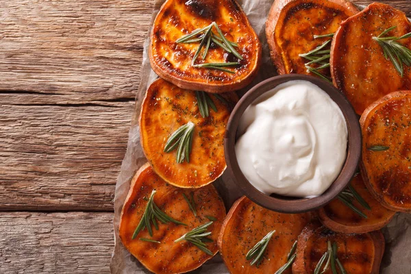 Roasted sweet potato with sour cream closeup. horizontal top vie — Stock Photo, Image