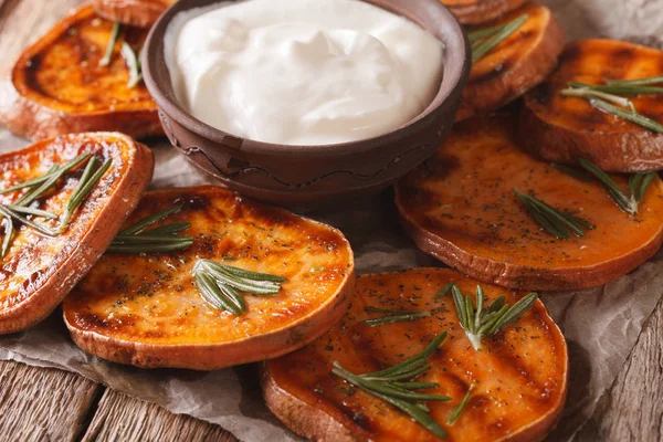 Sağlıklı gıda: s ile hizmet rosemary ile tatlı patates ızgara — Stok fotoğraf