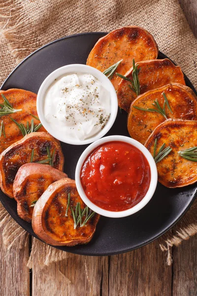 Grilled sweet potatoes with sour cream and ketchup closeup. vert — Stock Photo, Image