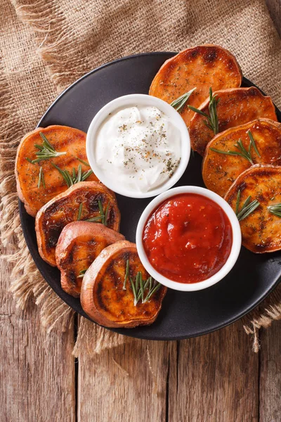 Roasted sweet potatoes with rosemary served with sour cream and — Stock Photo, Image