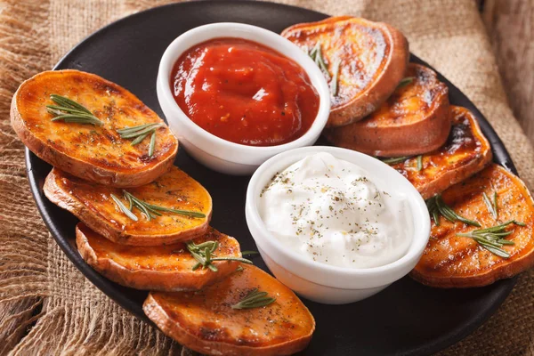 Grilled sweet potatoes with rosemary served with sour cream and — Stock Photo, Image