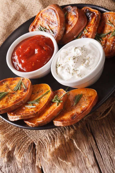 Grilled sweet potatoes with sour cream and ketchup closeup. Vert — Stock Photo, Image