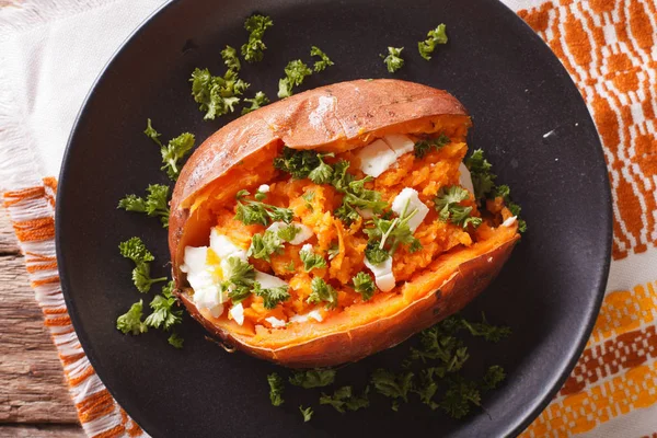 Ótima comida: batata-doce assada com creme de queijo, manteiga e p — Fotografia de Stock