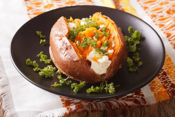 Ótima comida: batata-doce assada com creme de queijo, manteiga e p — Fotografia de Stock