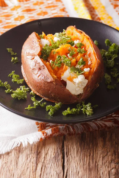 Batatas doces de laranja assadas com creme de queijo, especiarias e ervas c — Fotografia de Stock