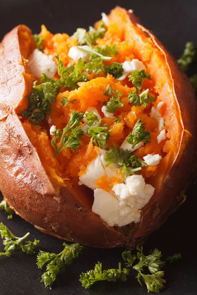 Deliciosas batatas al horno rellenas de feta y perejil clo — Foto de Stock