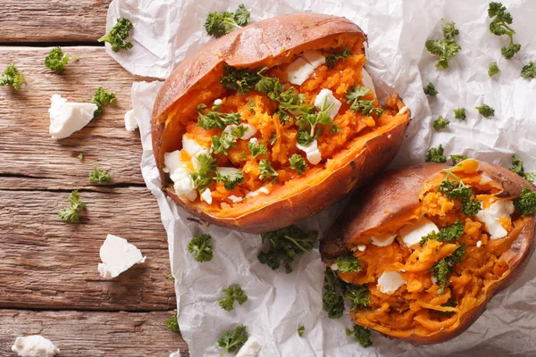 Deliciosas batatas doces assadas recheadas com queijo feta e pars — Fotografia de Stock