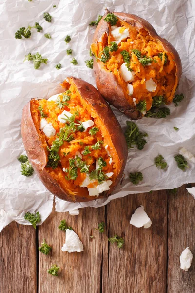 Sweet potatoes baked with feta cheese and parsley on the table. — Stock Photo, Image