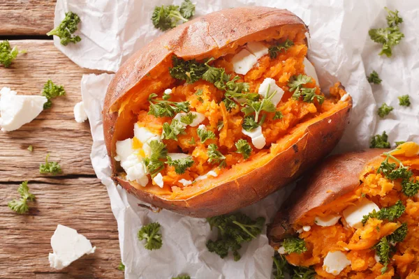 健康的食物︰ 烤的红薯塞满干酪和欧芹 — 图库照片