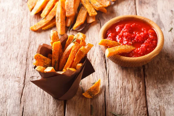 Comida saborosa: batatas fritas doces com alecrim e ervas e ketch — Fotografia de Stock