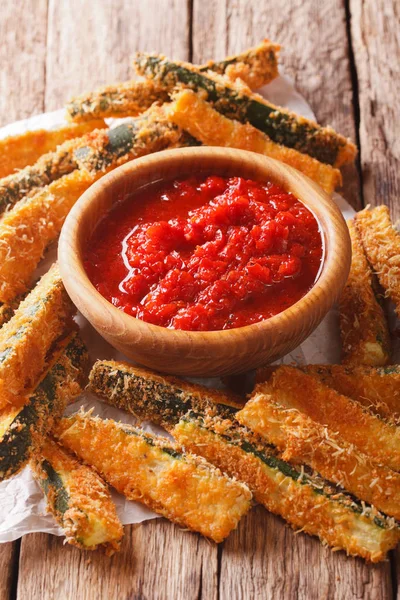 Palitos de abobrinha assados empanados com queijo e molho de tomate picante — Fotografia de Stock