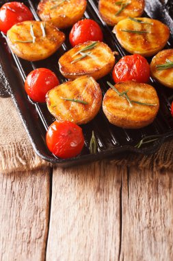 Lezzetli kızarmış patates ve domates biberiye ile yakından üzerinde bir 