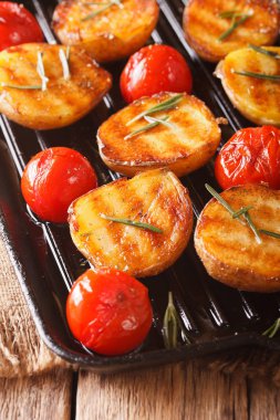 bir ızgara kavrulmuş patates ve domates biberiye ile yakından 