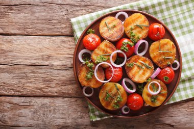 Izgara yeni patates ve domates ile taze kırmızı soğan yakın çekim.