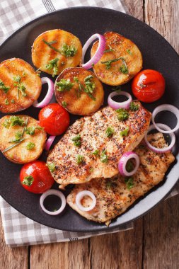 kızarmış patates ve domates ile kavrulmuş tavuk göğsü kapatın-