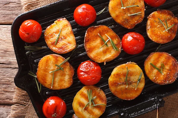 Mitades de papa a la parrilla y tomates con hierbas en la parrilla. Hori. —  Fotos de Stock