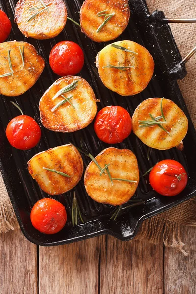 Gegrillte Kartoffelhälften und Tomaten mit Kräutern auf dem Grill. konvertieren — Stockfoto